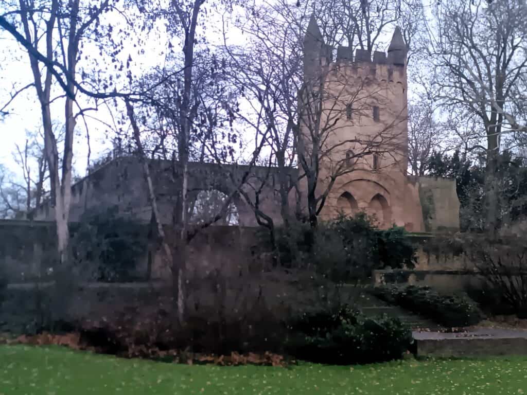 Ansicht des isoliert stehenden Heidentürmchens auf einer Wiese in Speyer