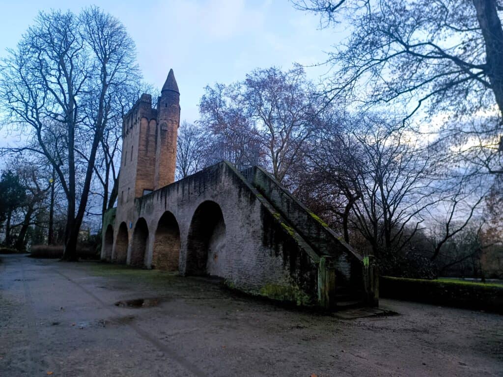 Der mittelalterliche Wehrturm Heidentürmchen in Speyer mit goldener Morgensonne