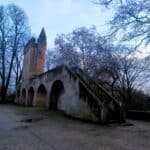 Bauwerke entlang der Pilgerwege 7 Der mittelalterliche Wehrturm Heidentürmchen in Speyer mit goldener Morgensonne
