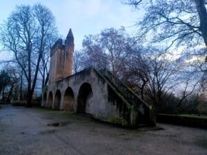 Pfälzer Jakobsweg Südroute 1 Der mittelalterliche Wehrturm Heidentürmchen in Speyer mit goldener Morgensonne