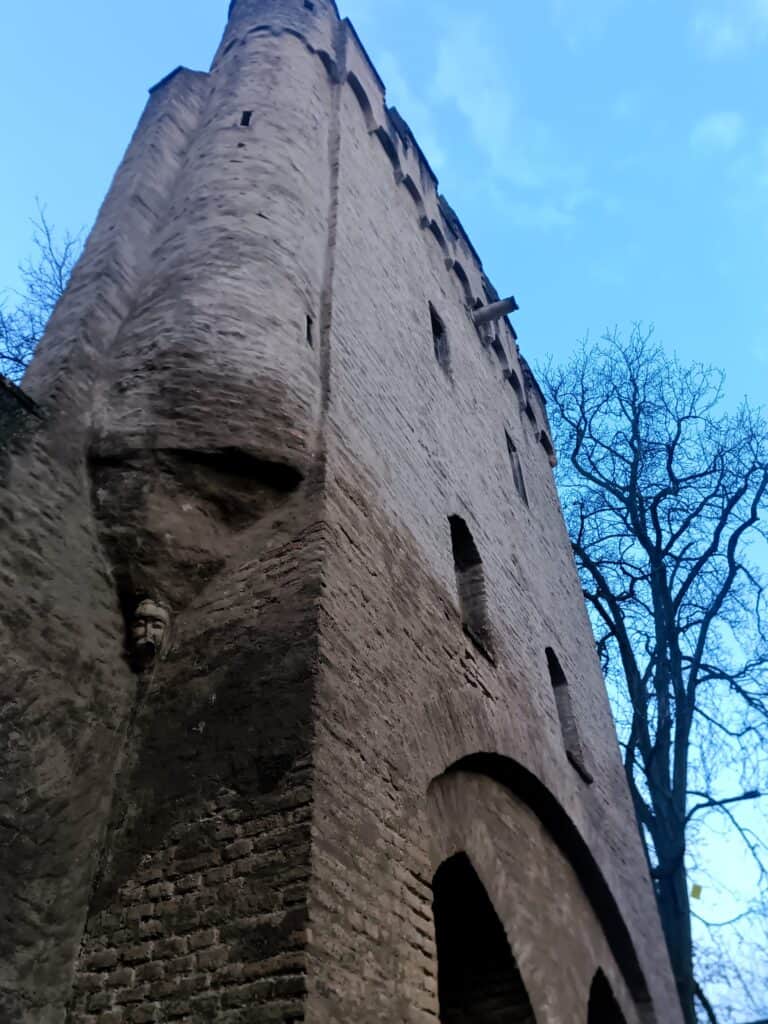 Nahaufnahme des Heidentürmchens mit Bruchsandstein und Kegeldach in Speyer