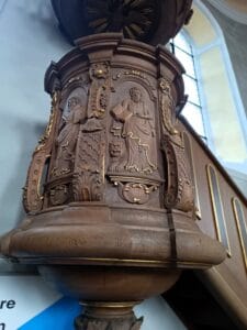 Detailaufnahme der Kanzel in St. Mauritius Rülzheim mit Relief des Evangelisten Markus und Löwe