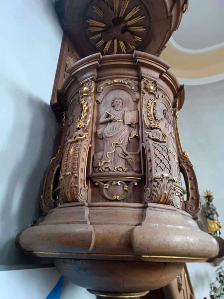 Holzkanzel mit Evangelistenfigur in der Pfarrkirche St. Mauritius in Rülzheim