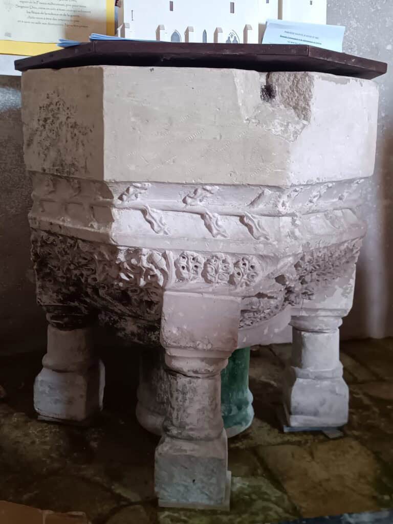 Dieses Bild zeigt das komplette spätgotische Taufbecken mit seinen feingearbeiteten Arkadenfeldern. Die massive Form und der ornamentale Aufbau machen es zu einem eindrucksvollen Beispiel sakraler Kunst des 15. Jahrhunderts.
