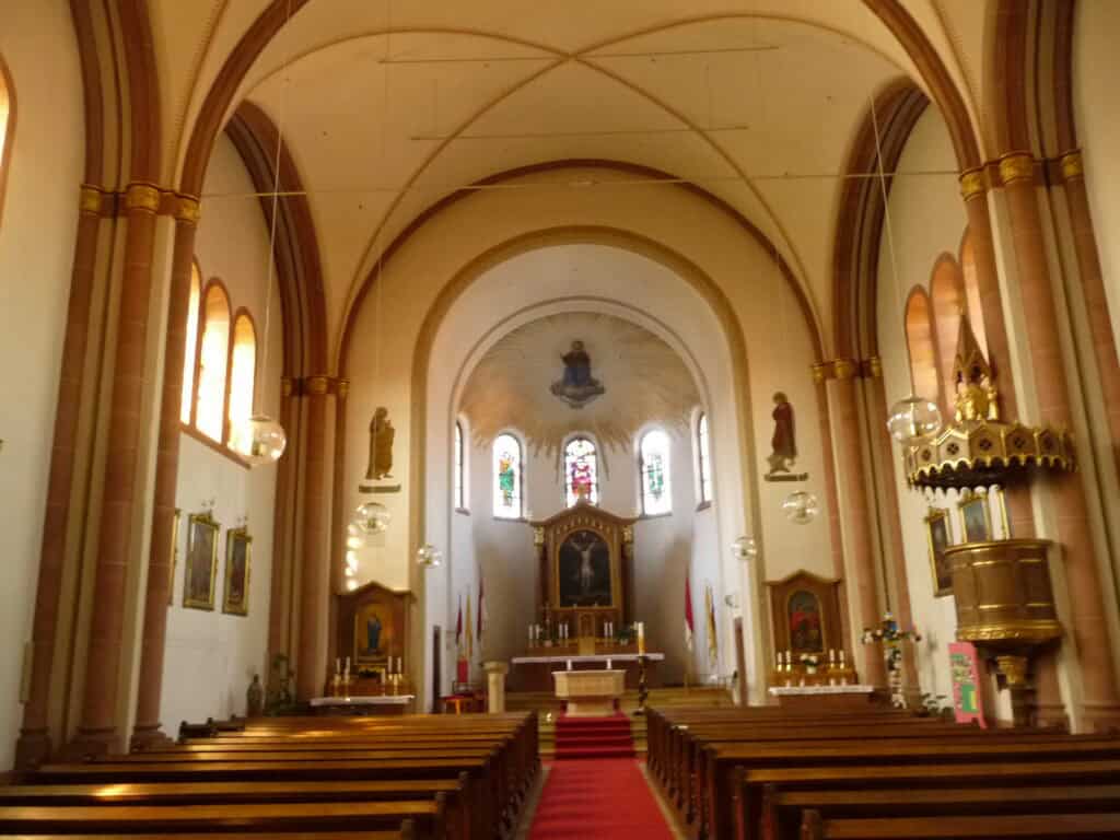 Innenraum der Pfarrkirche St. Martin in Lingenfeld mit Blick auf den Altar, Neoromanik des 19. Jahrhunderts.