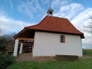 Landauer Kapelle in Herxheim – Seitenansicht mit Eingang