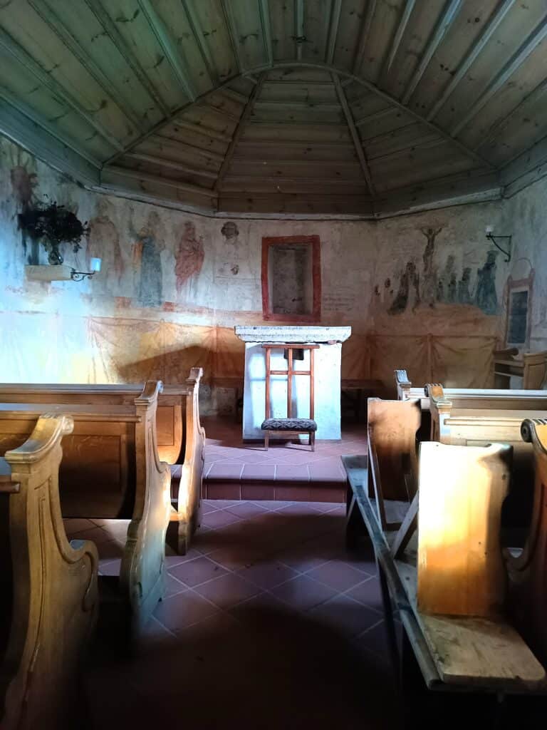 Altarraum der Landauer Kapelle in Herxheim mit Fresken