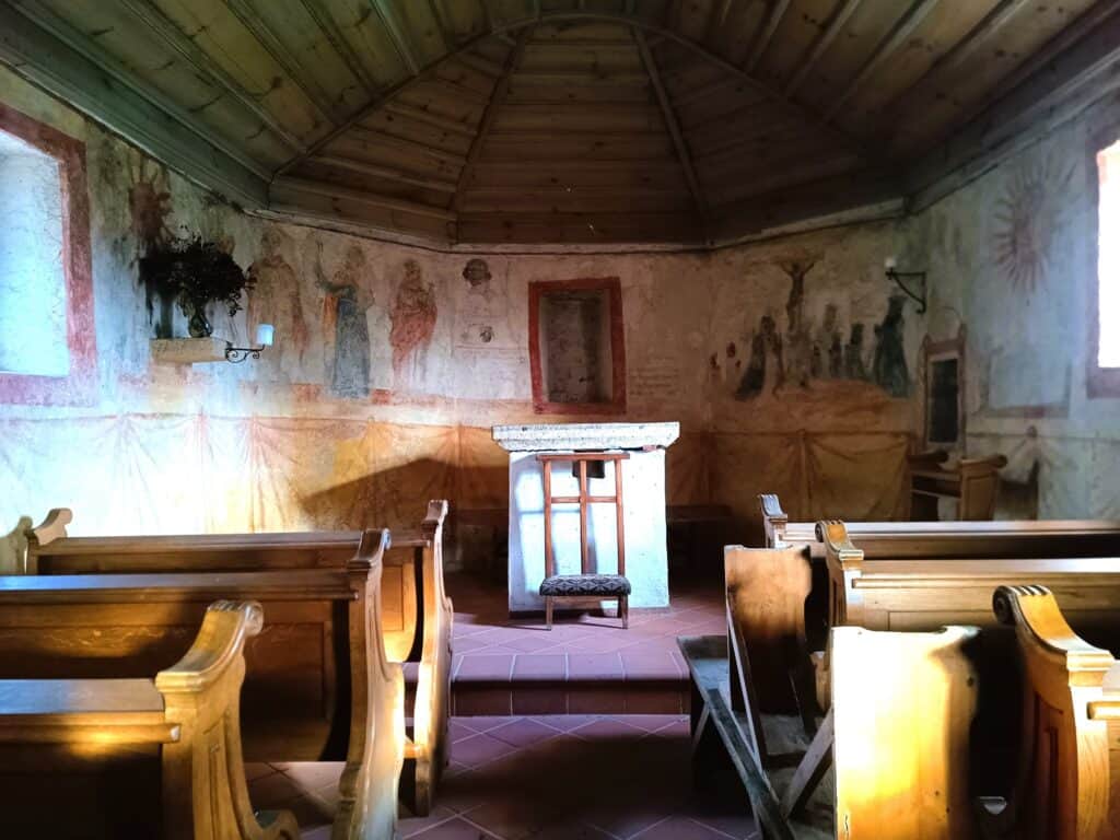 Innenraum der Landauer Kapelle in Herxheim mit Fresken