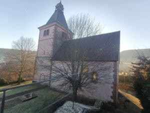 Gesamtansicht der Christuskirche Rumbach mit Turm und Langhaus