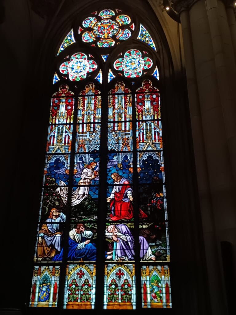 Historisches Glasfenster mit Jesus im Garten Gethsemane in der Gedächtniskirche der Protestation in Speyer