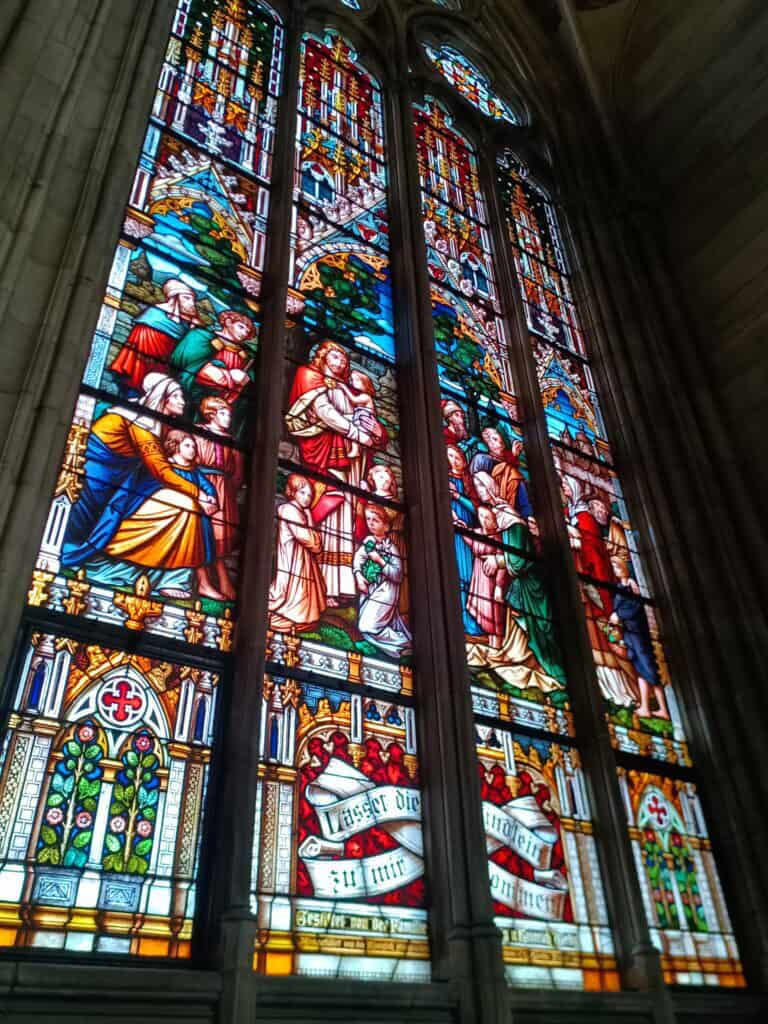 Historisches Tauffenster der Gedächtniskirche der Protestation in Speyer mit Jesus bei der Segnung der Kinder