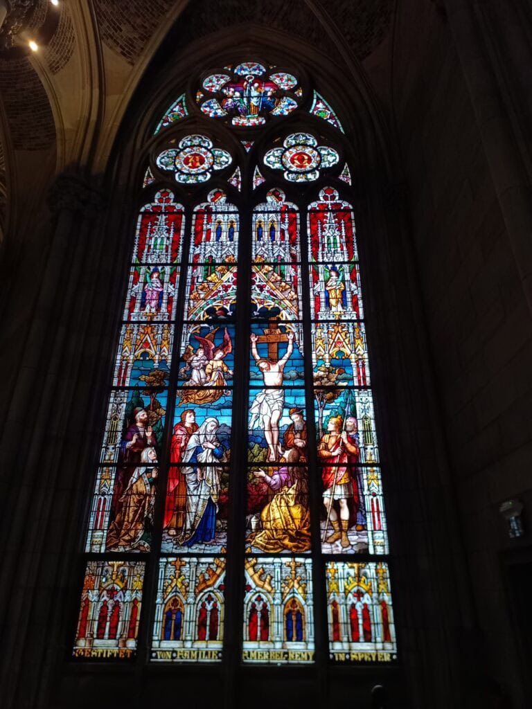 Historisches Glasfenster mit der Kreuzigung Jesu in der Gedächtniskirche der Protestation in Speyer