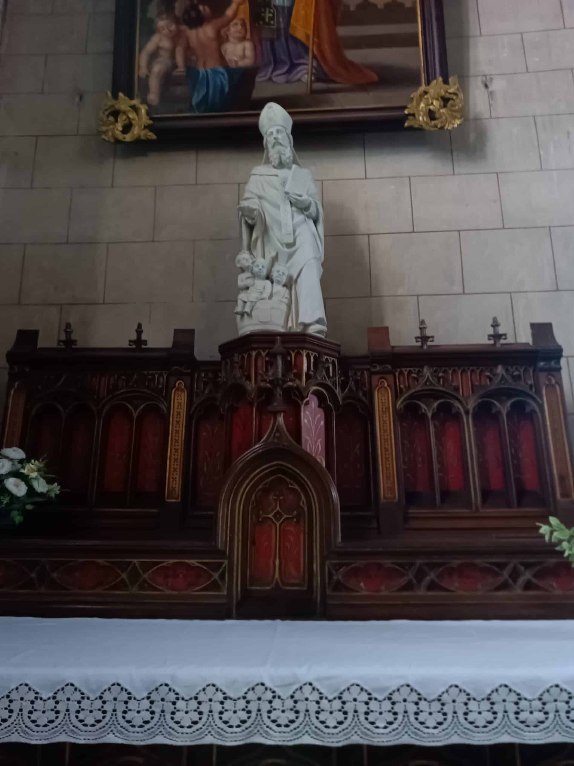 Altar mit geschnitztem Holzretabel und Marienfigur in Église Saint-Sébastien (Dieulouard) – Fotoansicht 1.