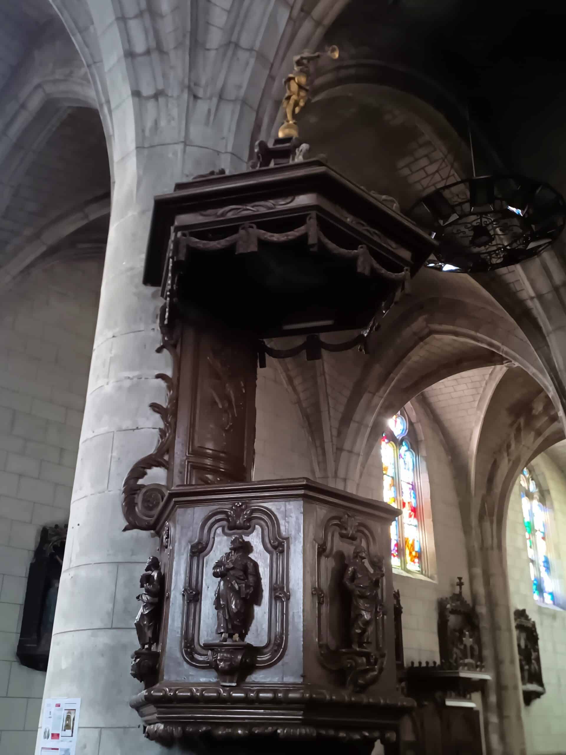 Hölzerne Kanzel mit Relief- und Figurenfeldern