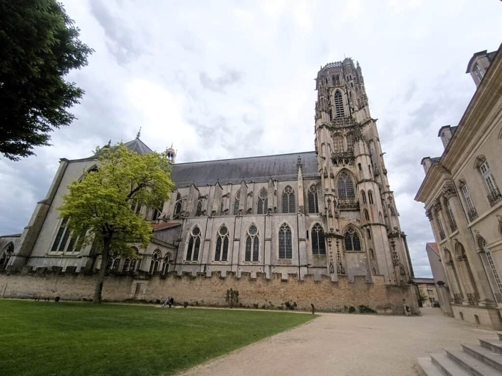 Toul – Kathedrale Saint-Étienne 1 Seitenansicht der Kathedrale Saint-Étienne in Toul, ein Meisterwerk der gotischen Architektur in Lothringen mit den markanten Türmen und dem weitläufigen Langhaus.