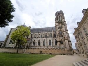 Chemin des Allemands/Weg der Deutschen 28 Seitenansicht der Kathedrale Saint-Étienne in Toul, ein Meisterwerk der gotischen Architektur in Lothringen mit den markanten Türmen und dem weitläufigen Langhaus.
