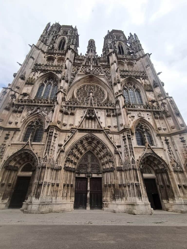 Westfassade der Kathedrale Saint-Étienne in Toul mit den beiden gotischen Türmen und der prachtvollen Rosette, eines der schönsten Beispiele flamboyanter Gotik in Frankreich.