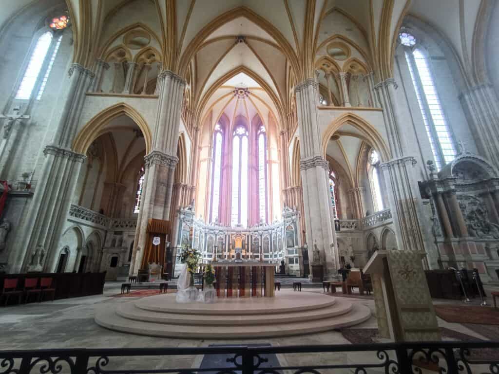 Chorraum der Kathedrale Saint-Étienne in Toul mit Hochaltar und farbigen Glasfenstern.