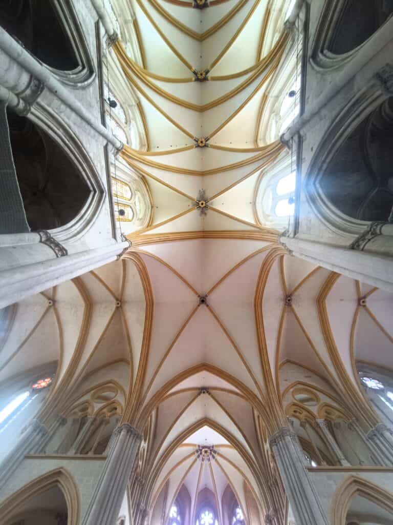 Kreuzrippengewölbe von der Vierung aus