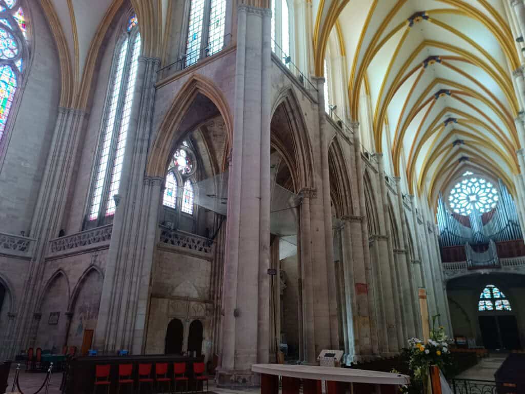 Langhaus der Kathedrale Saint-Étienne in Toul mit farbig gefasstem Kreuzrippengewölbe und Blick auf den Chor.