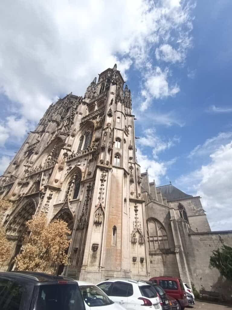 Westfassade der Kathedrale Saint-Étienne in Toul mit den beiden gotischen Türmen und der großen Rosette, errichtet im 14. und 15. Jahrhundert.