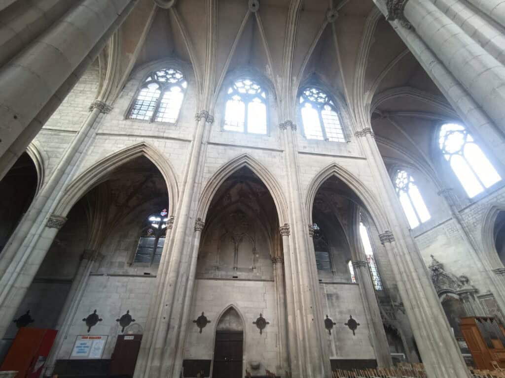 Kreuzrippengewölbe und Pfeiler der Kathedrale Saint-Étienne in Toul – gotische Baukunst des 13. Jahrhunderts.