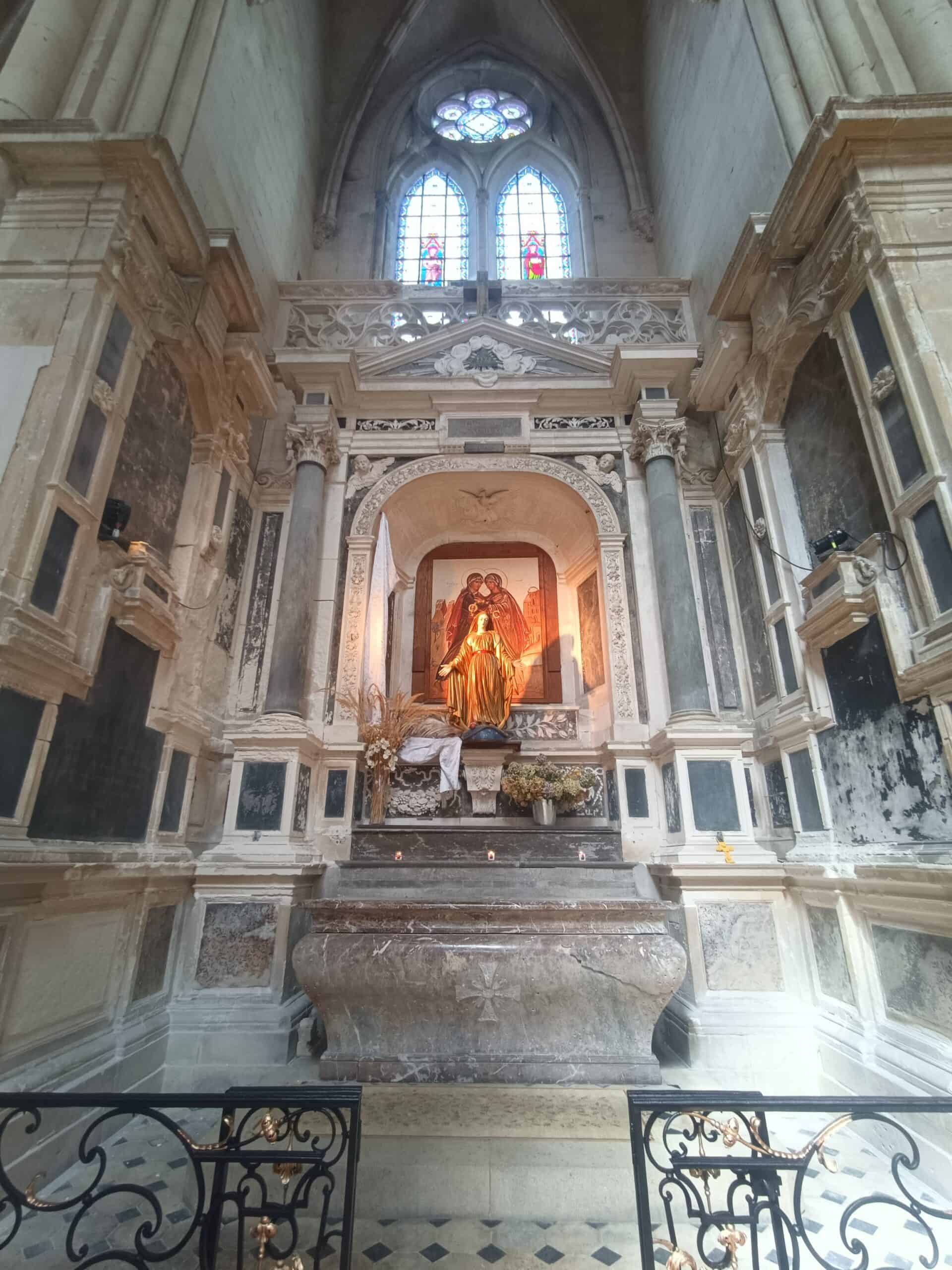 Figurenaltar in einer Seitenkapelle in Cathédrale Saint-Étienne (Toul) – Fotoansicht 2.