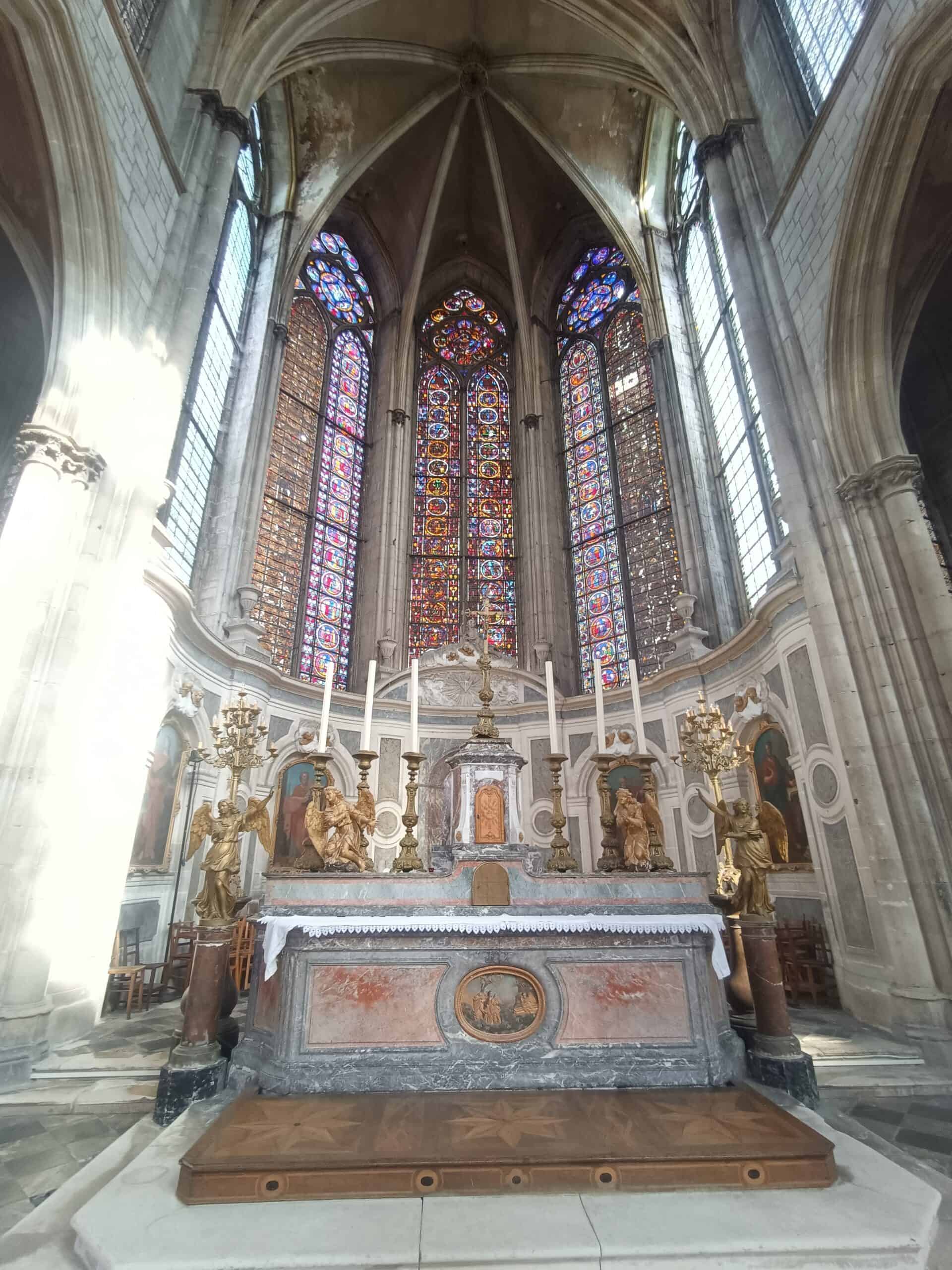 Hauptaltar mit Figuren und Tabernakel in Collégiale Saint-Gengoult (Toul) – Fotoansicht 1.
