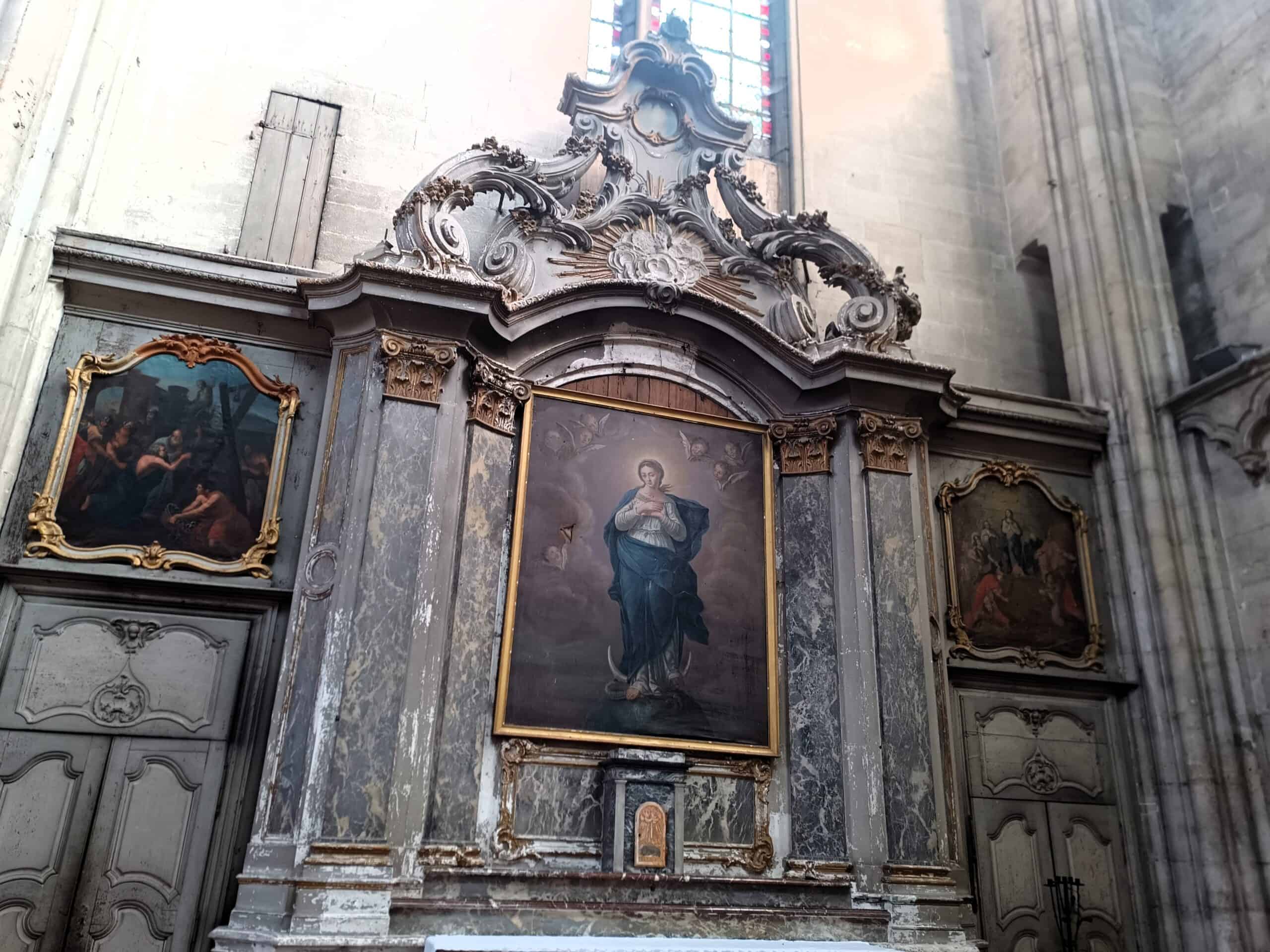 Barocker Seitenaltar mit geschweiftem Giebel in Collégiale Saint-Gengoult (Toul) – Fotoansicht 1.