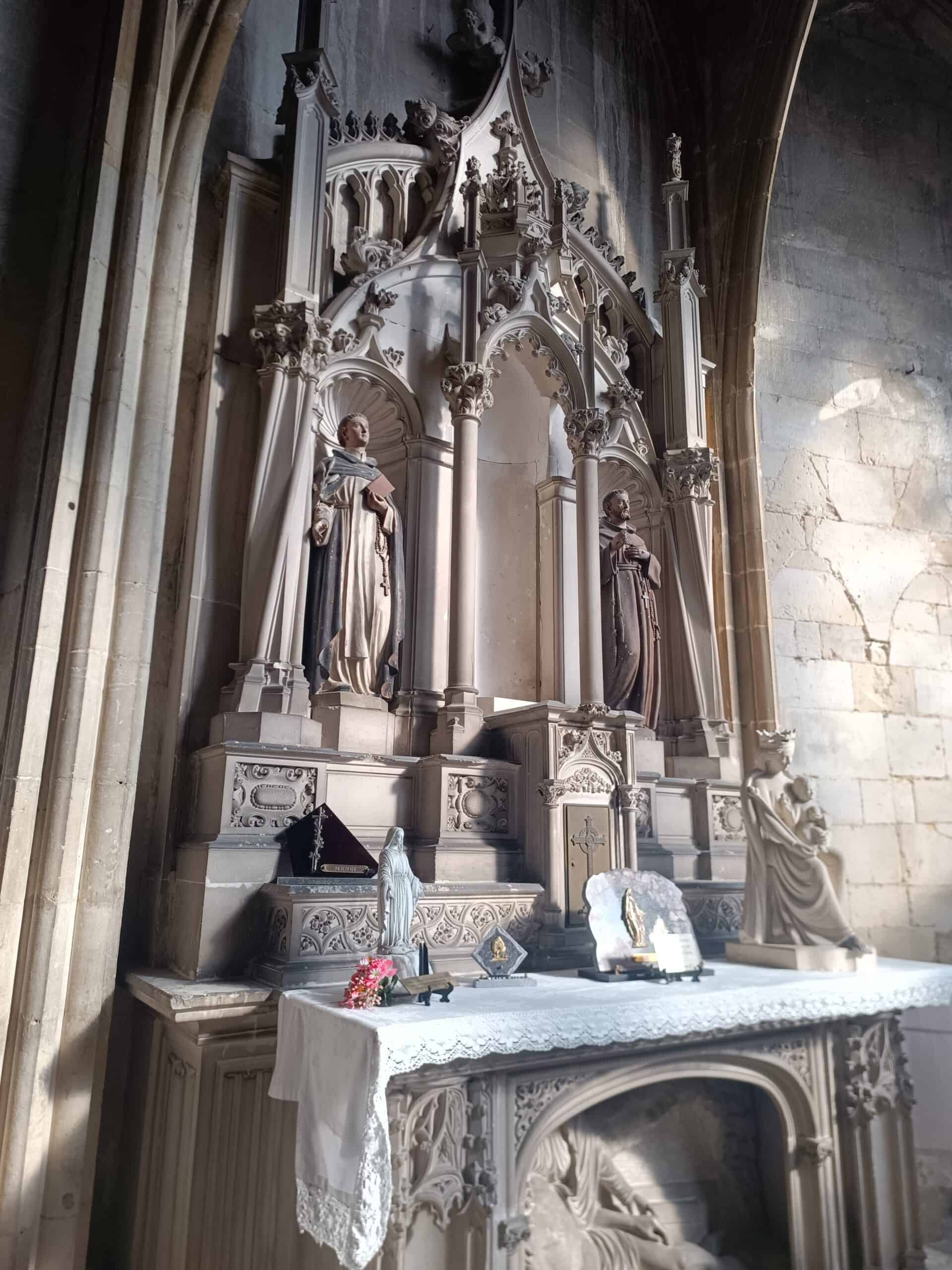 Neugotischer Figuren-Seitenaltar in Collégiale Saint-Gengoult (Toul) – Fotoansicht 1.