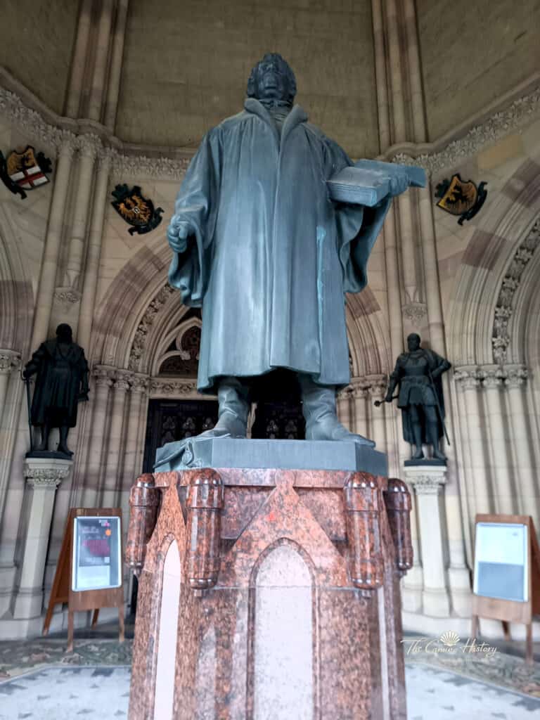 Bronzestatue Martin Luthers in der Gedächtnishalle der Gedächtniskirche der Protestation in Speyer