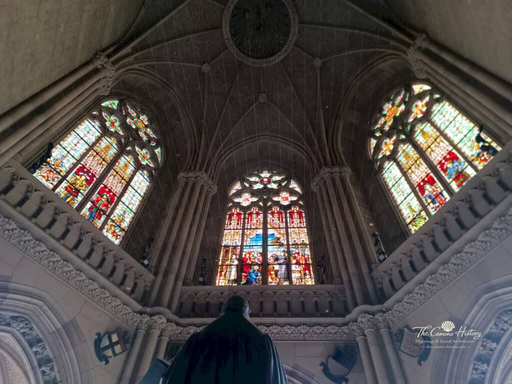 Blick über die Lutherstatue zu Gewölbe und Glasfenstern der Gedächtnishalle in der Gedächtniskirche Speyer