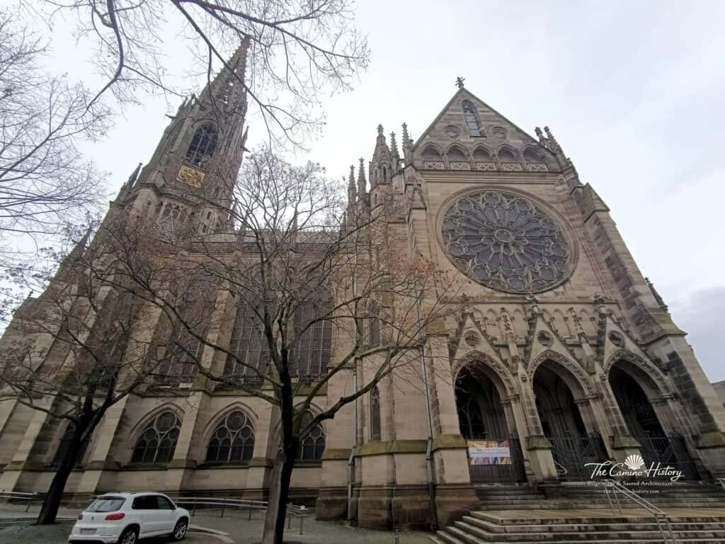 Seitenansicht der Gedächtniskirche der Protestation in Speyer mit Turm und Querhaus
