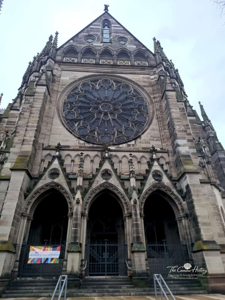 Neugotische Querhausfassade der Gedächtniskirche in Speyer mit großem Rosenfenster