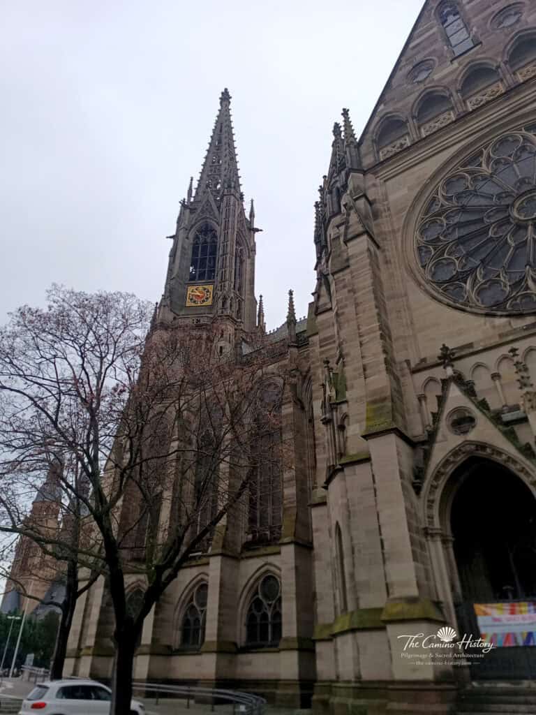 Freistehende Gedächtniskirche der Protestation in Speyer mit neugotischem Turm und Eingangsbereich