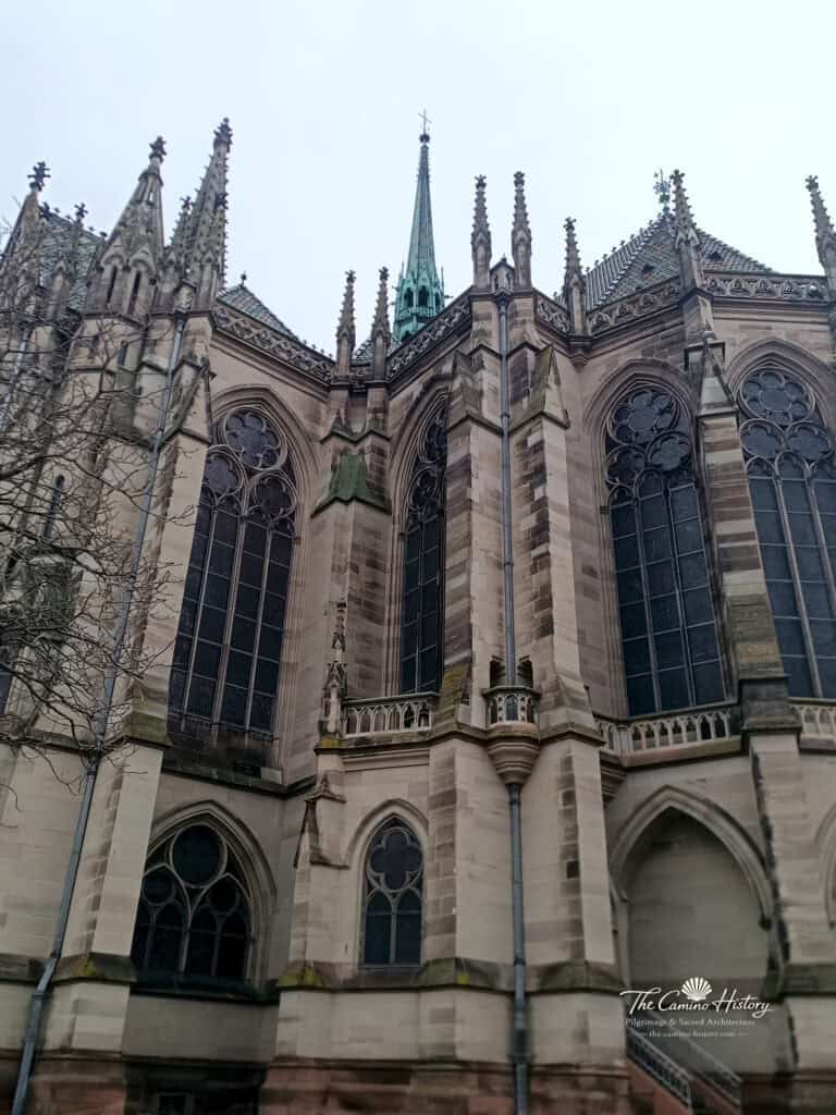 Neugotische Strebepfeiler, Maßwerkfenster und Dachlandschaft der Gedächtniskirche der Protestation in Speyer