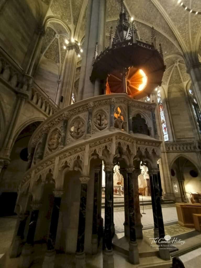 Neugotische Kanzel der Gedächtniskirche der Protestation in Speyer mit Treppenaufgang und Schalldeckel