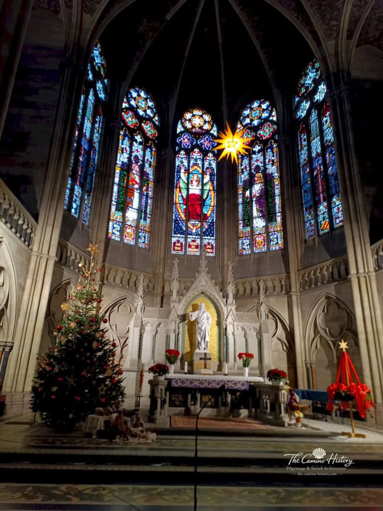 Kaiserchor der Gedächtniskirche der Protestation in Speyer mit den historischen Glasfenstern und dem Altar