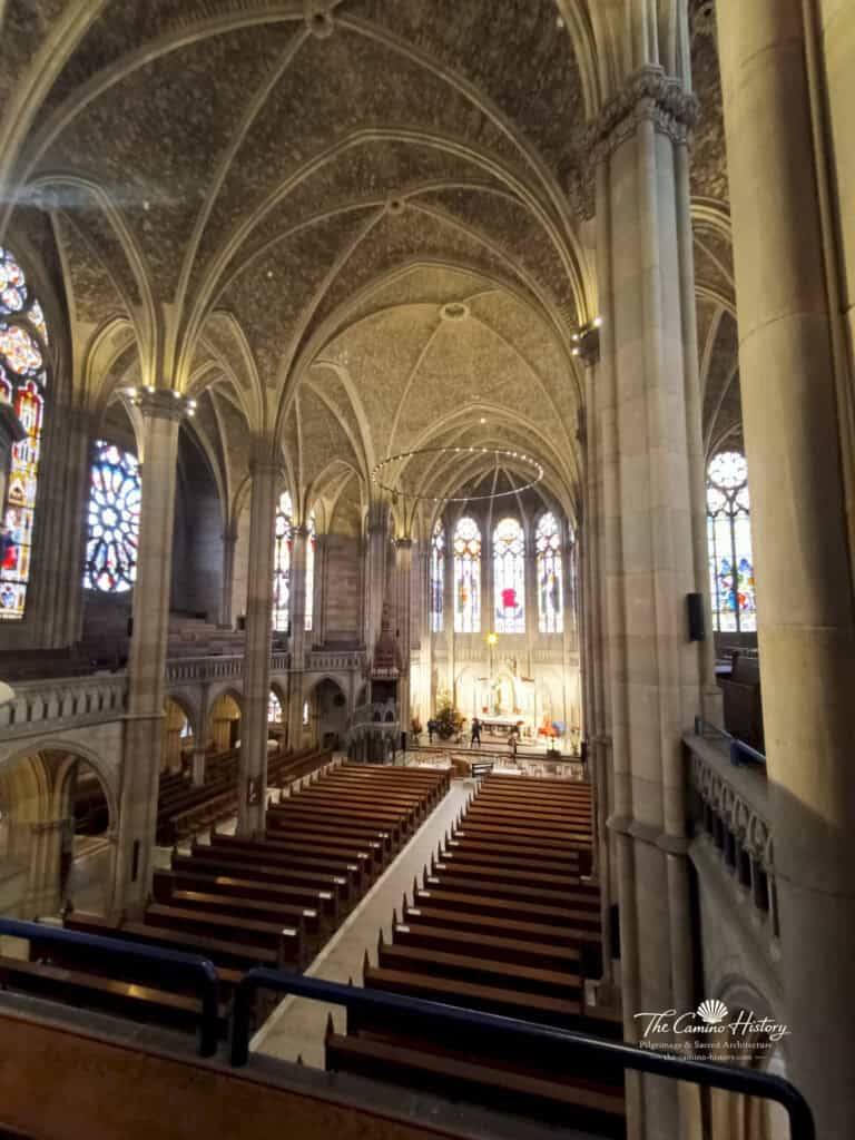 Blick von der Empore durch den Innenraum der Gedächtniskirche der Protestation in Speyer