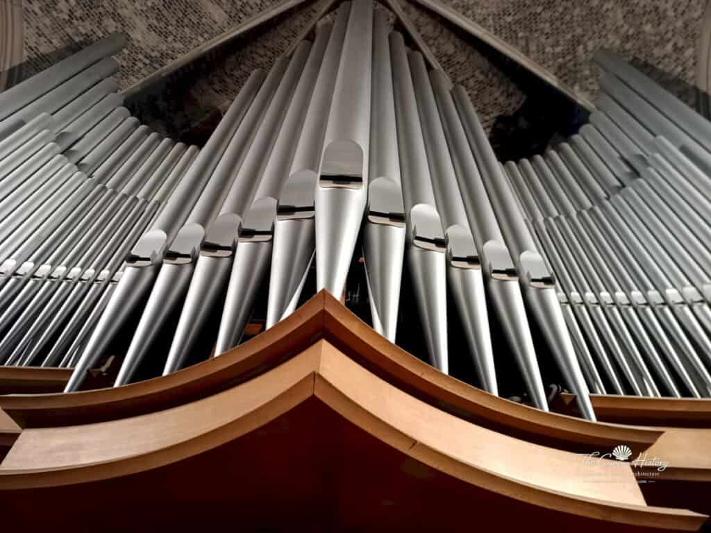Detailaufnahme der Orgelpfeifen der Gedächtniskirche der Protestation in Speyer