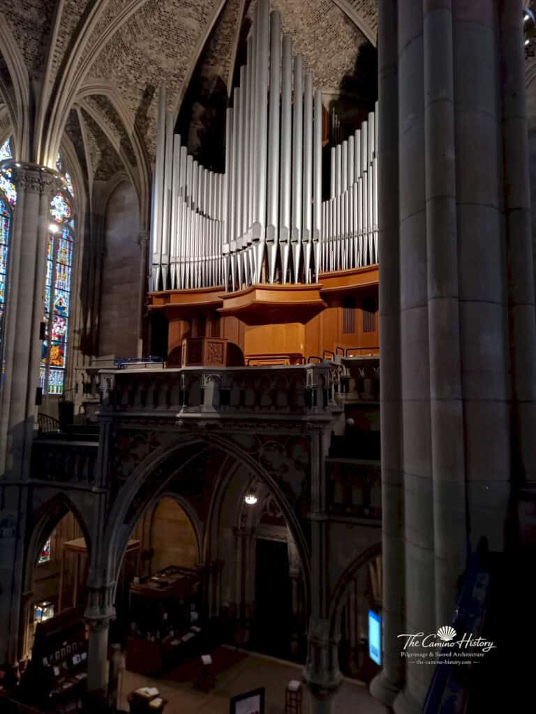 Orgel auf der Empore der Gedächtniskirche der Protestation in Speyer mit neugotischer Architektur