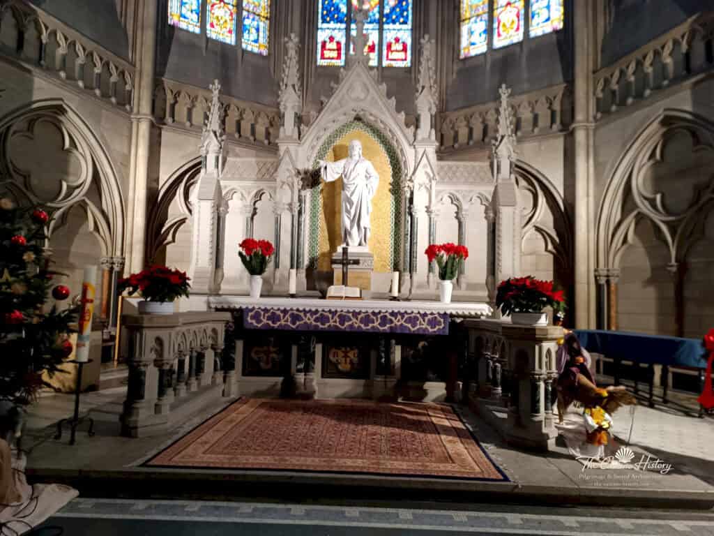 Neugotischer Altar der Gedächtniskirche der Protestation in Speyer mit Christusfigur vor goldenem Mosaikgrund