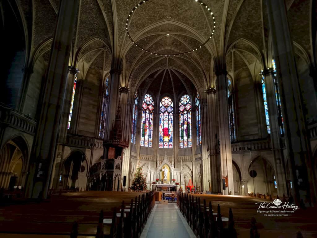 Innenraum der Gedächtniskirche der Protestation in Speyer mit Langhaus, Emporen, Kanzel, Chor und neugotischem Gewölbe