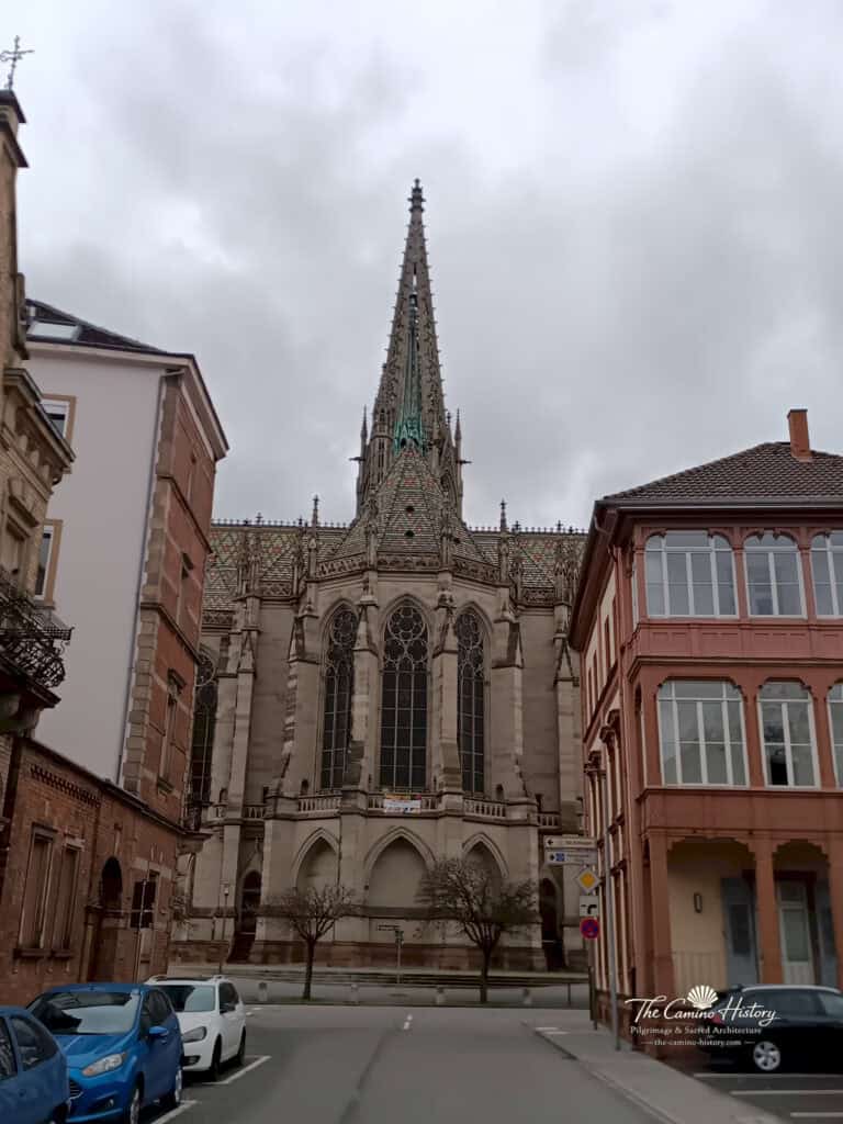 Gedächtniskirche der Protestation in Speyer zwischen der umliegenden Bebauung mit weithin sichtbarem neugotischem Turm