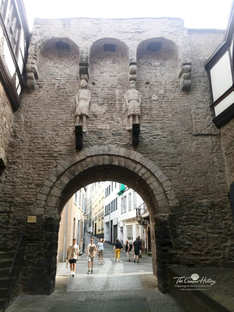 Innenseite des Rheintors mit Wächterfiguren.