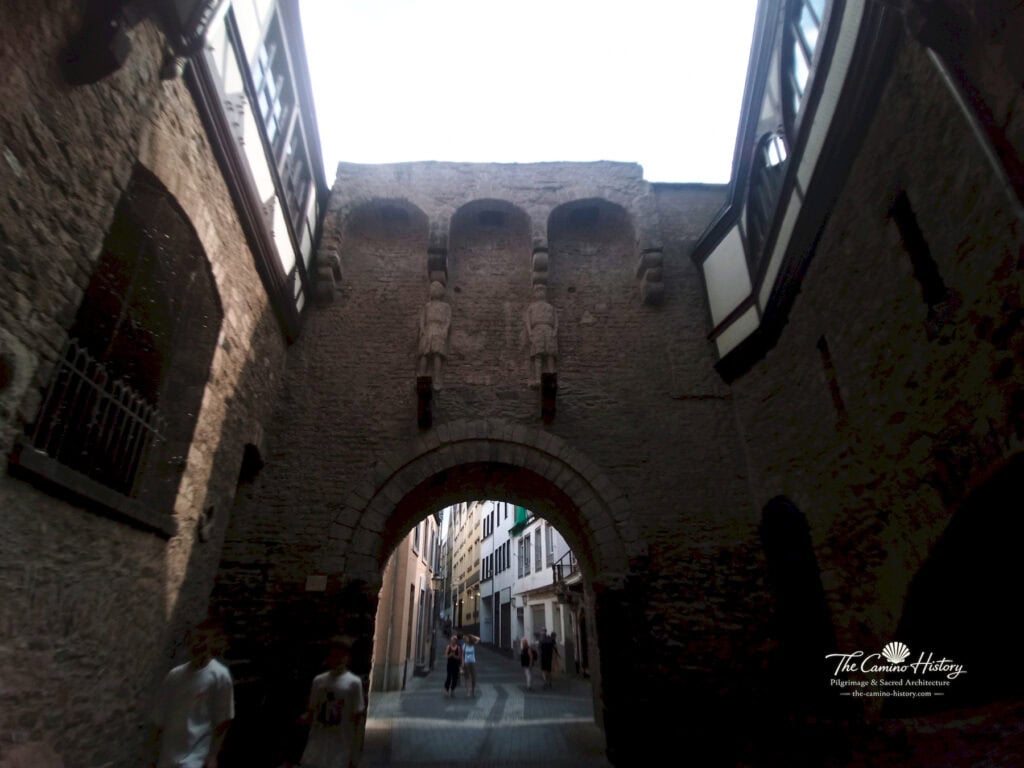 Das Rheintor von innen: Die spätromanischen Wächterfiguren über dem Bogen symbolisieren den Schutz und die Repräsentation der Stadt.