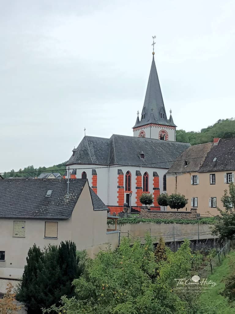 Die Pfarrkirche St. Luzia in Löf, eingebettet in die historische Umgebung des Moseldorfes.