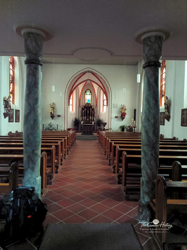 Der Eingangsbereich der Pfarrkirche St. Luzia mit neugotischen Elementen.