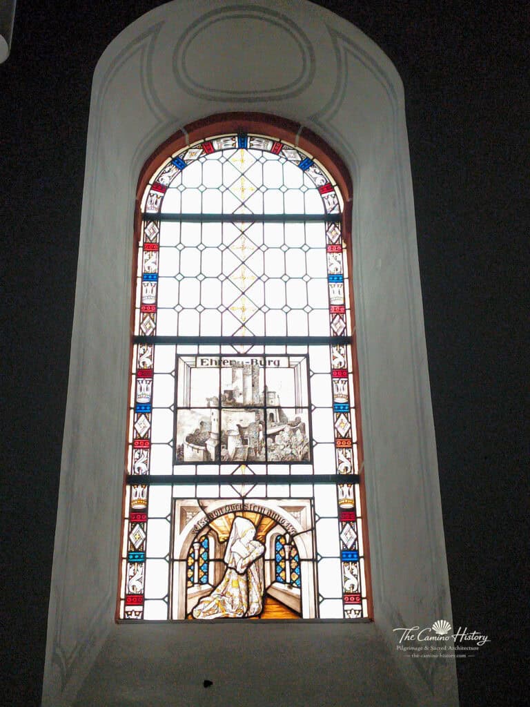 Kirchenfenster in St. Luzia Löf mit einer Darstellung von Else von Oberstein in einer Kapelle, im Hintergrund die Ehrenburg. Restauriert 1991.