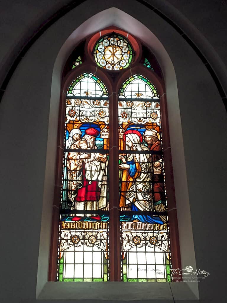 Kirchenfenster St. Luzia in Löf